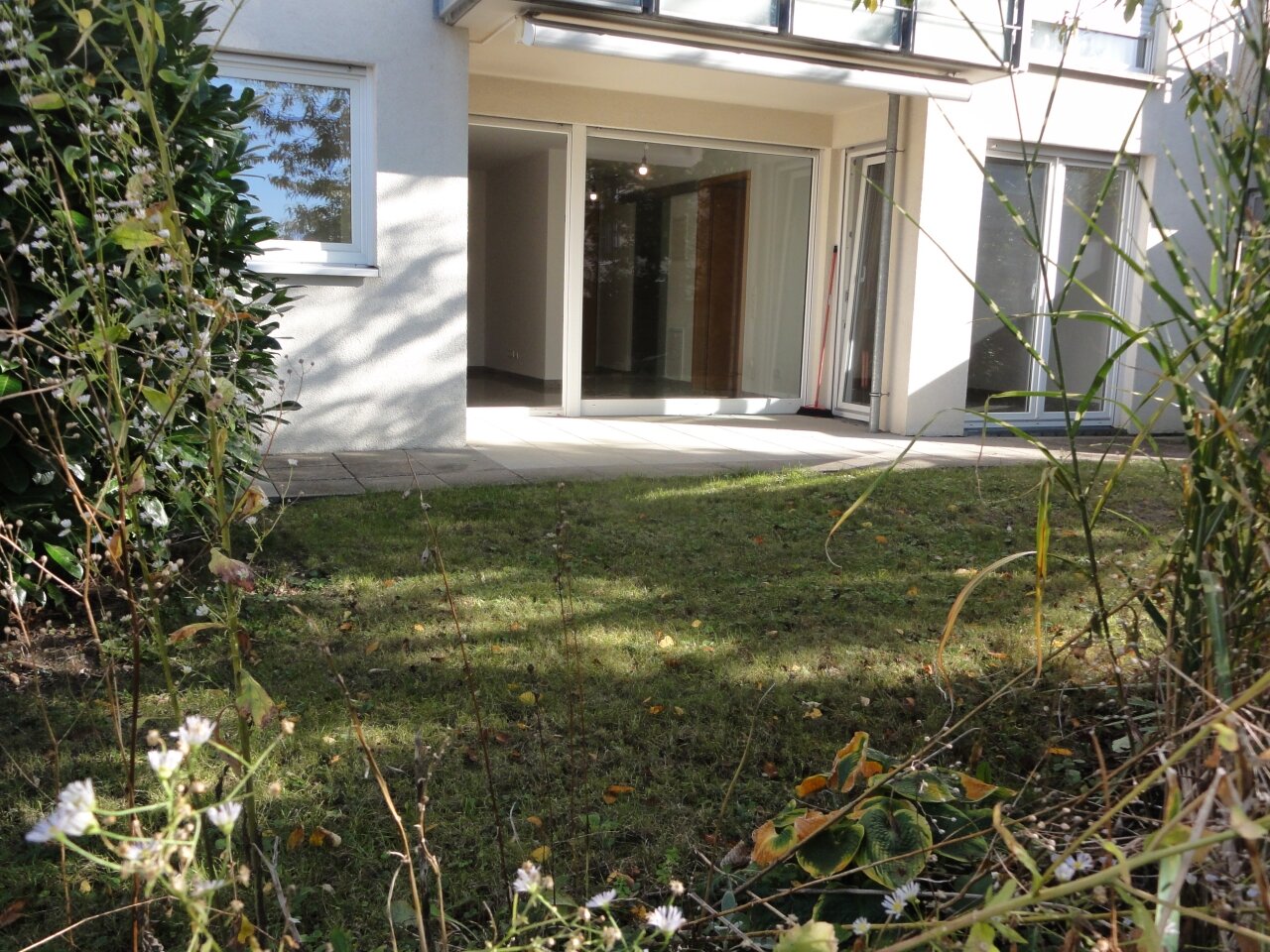 Kornwestheim: Exquisite 2 Zimmerwohnung mit Garten und Garage 