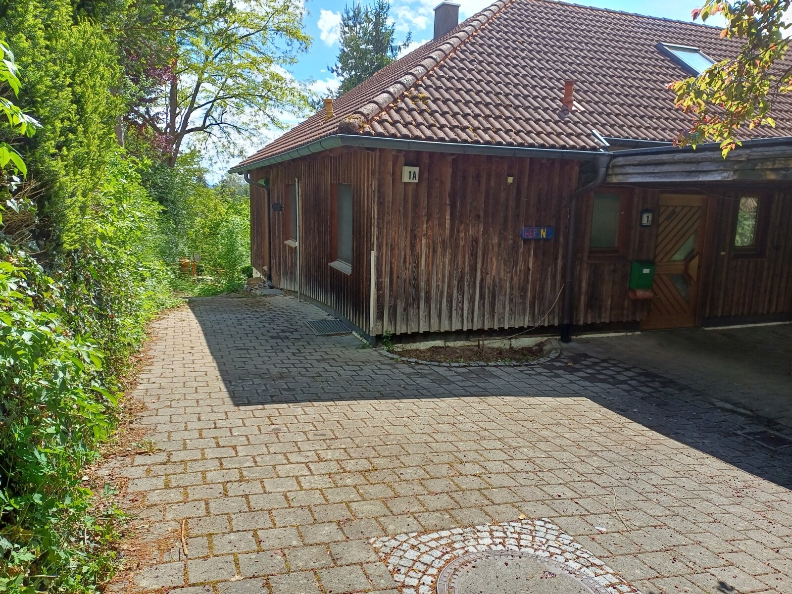Eingang mit Carport